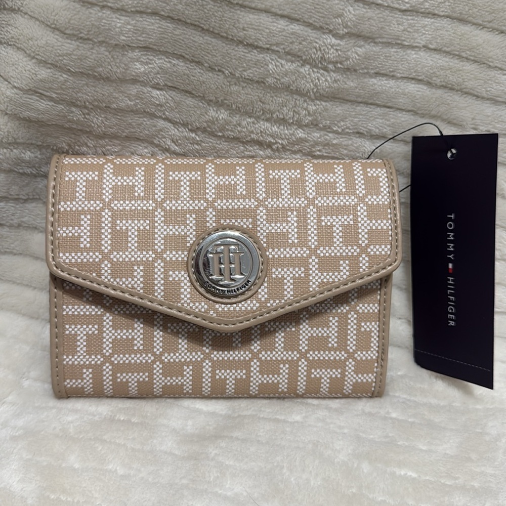 Tommy Hilfiger Tan and White Women's Wallet - Picture 2 of 9